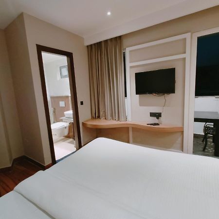 Aura Rooms Dehradun Exteriör bild
