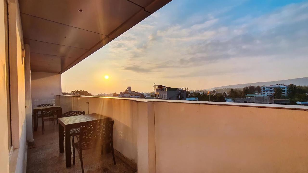 Aura Rooms Dehradun Exteriör bild